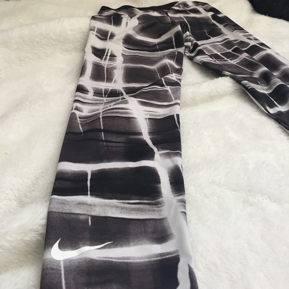 NWOT Nike Pro lightening / voltage leggings size M