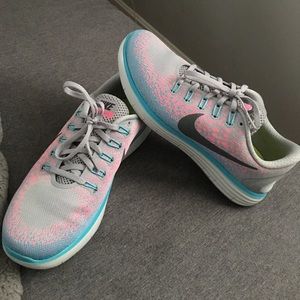 Nike Free Runs Size 8 🌸