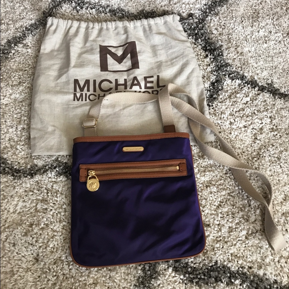 Final Price Micheal Kors Flat cross body
