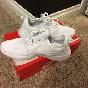women's nikes white
