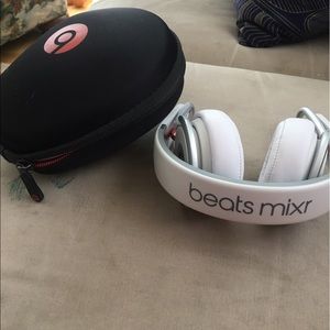 White mixr beats by Dre