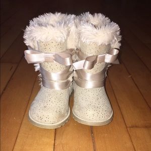 Gray suede winter boots ( size 5 )