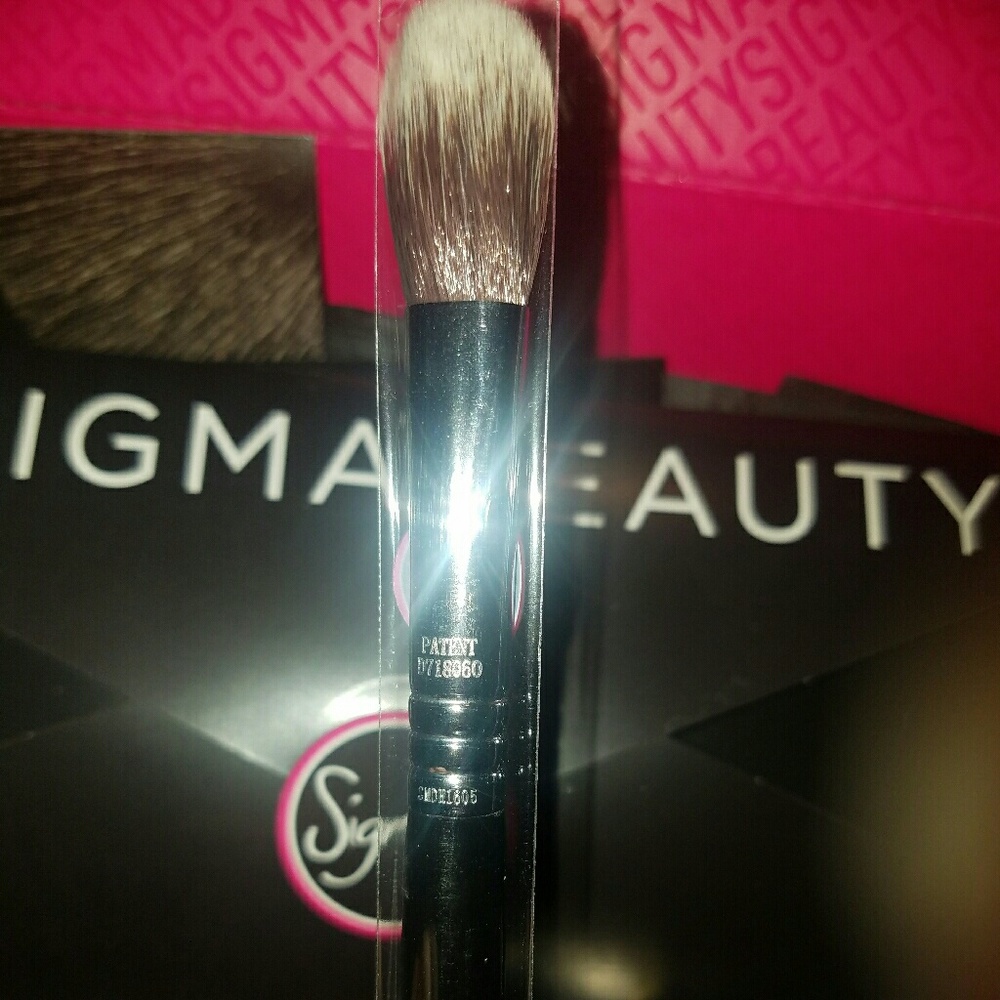 Sigma F03 High cheekbone highlighter brush - Picture 3 of 3