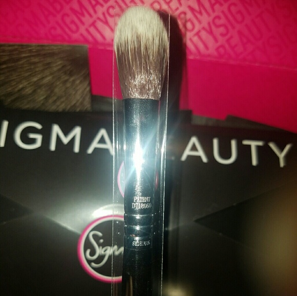 Sigma F03 High cheekbone highlighter brush - Picture 2 of 3