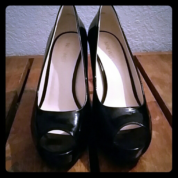Black pumps - Picture 1 of 3