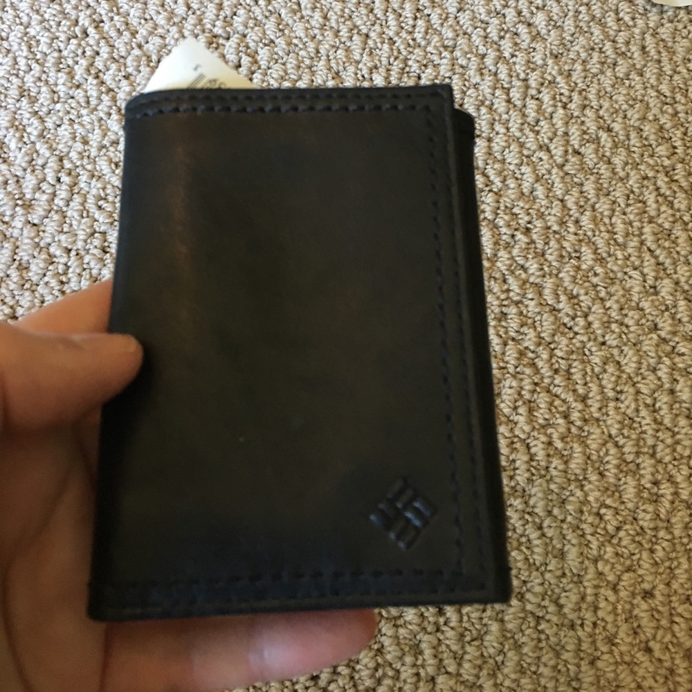 NWOT leather Columbia wallet
