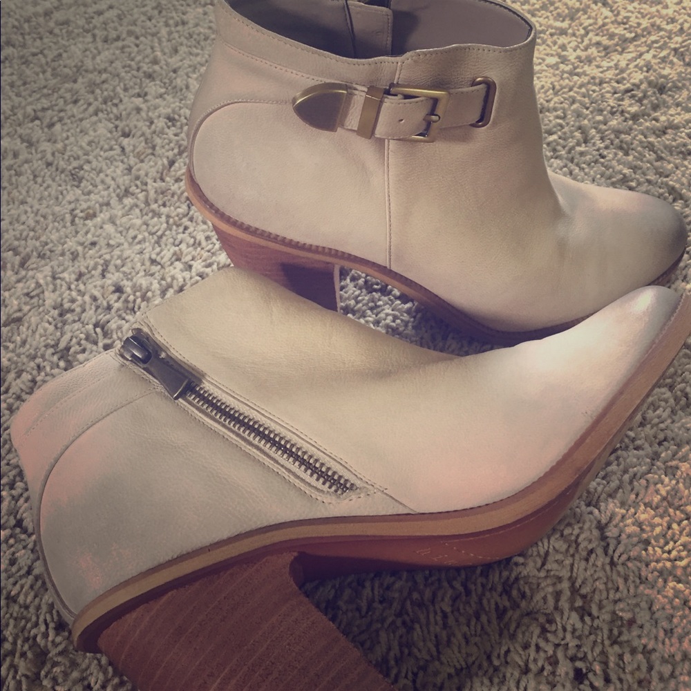 Hinge Tan Zipper Booties Size 8