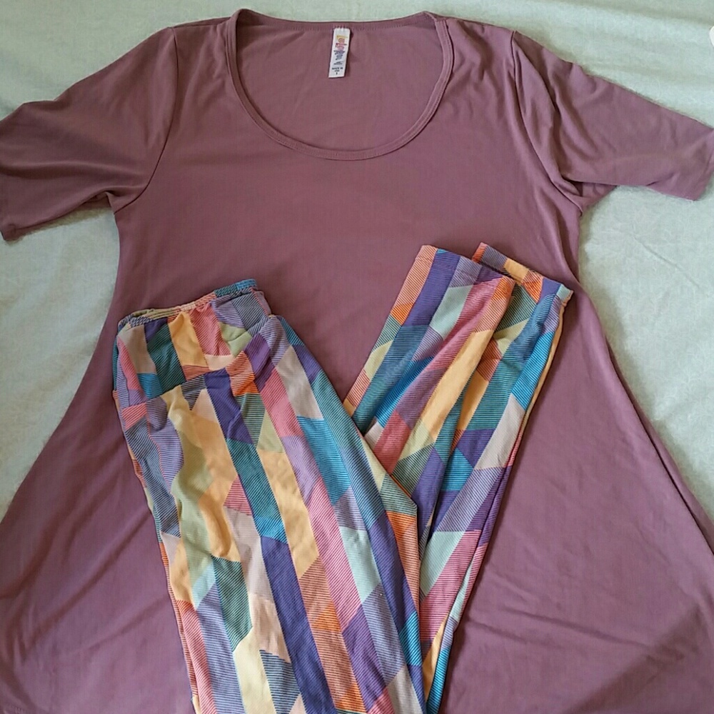 Outfit! EUC lularoe small perfect t & os leggings!