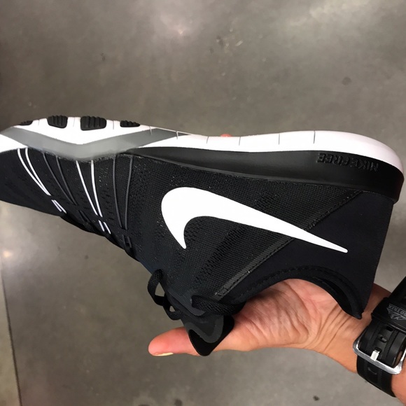 ⏱Free-black & white ⏱Nike new Price Firm - Picture 5 of 5