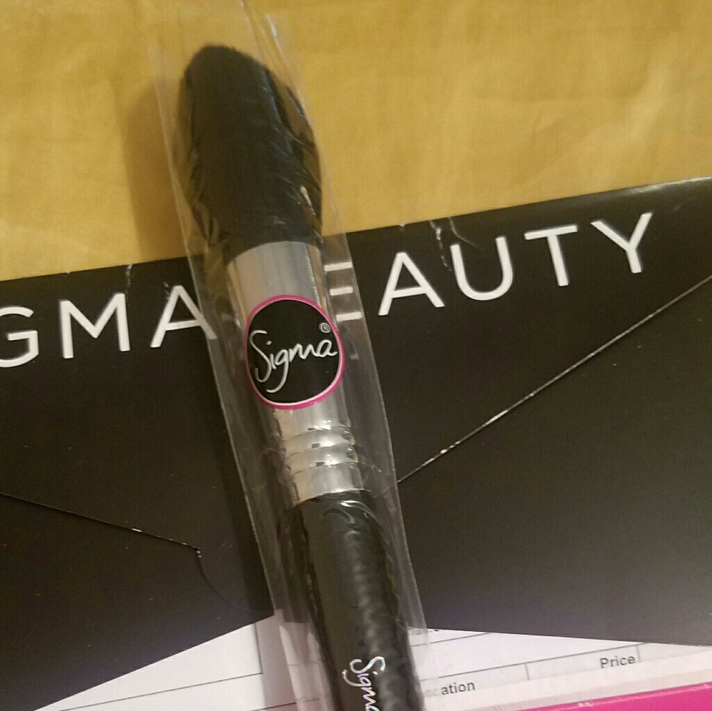 New! Sigma F25 Tapered Powder brush