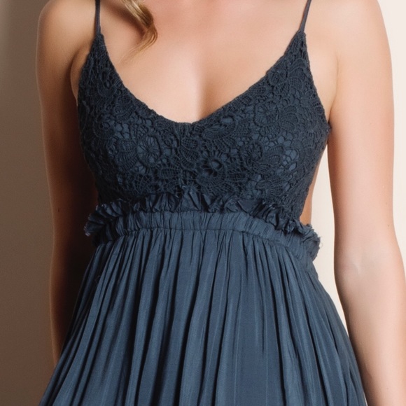 Crochet Backless Maxi Dress - Picture 3 of 4