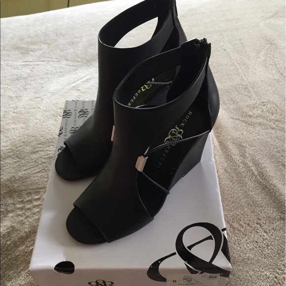 Rock & Republic Shoes - NIB Rock & Republic Carlee wedge sandals - size 9