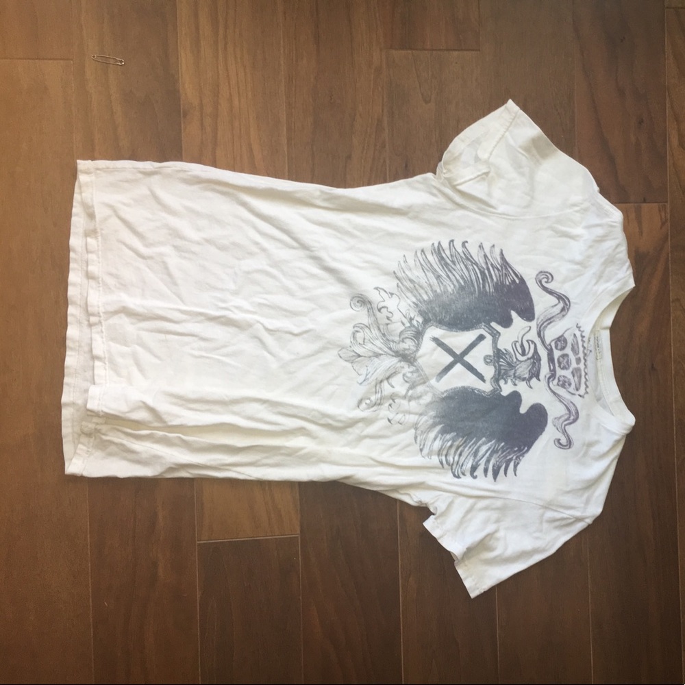 A t-shirt with an eagle on it.
