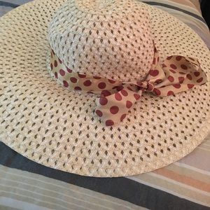 Cute sun hat. The bow is removable