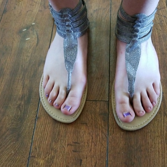 SUPER CUTE SUPER STRAPPY SUMMED SANDALS!! - Picture 1 of 4