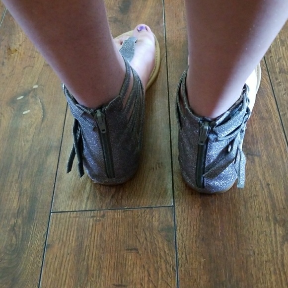 SUPER CUTE SUPER STRAPPY SUMMED SANDALS!! - Picture 2 of 4