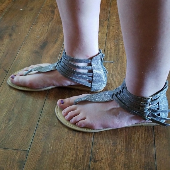SUPER CUTE SUPER STRAPPY SUMMED SANDALS!! - Picture 3 of 4