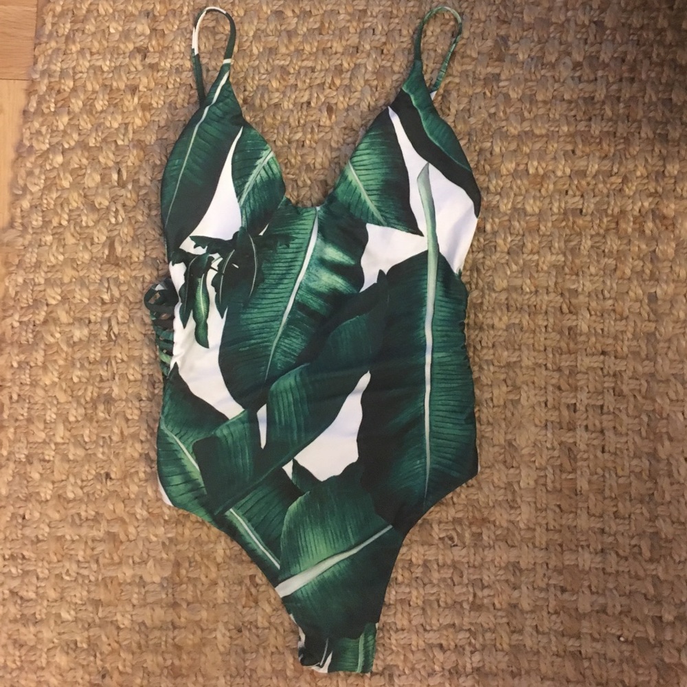 One piece cut out palm suit