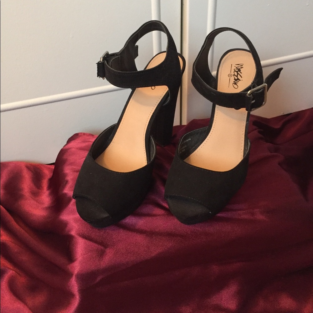 Black pumps