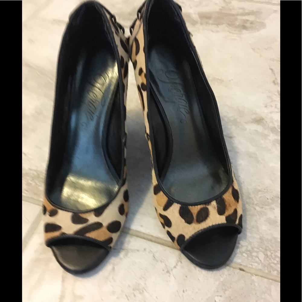🚫DONATED🚫 
Fergie Footwear "Bionic Too" Leopard