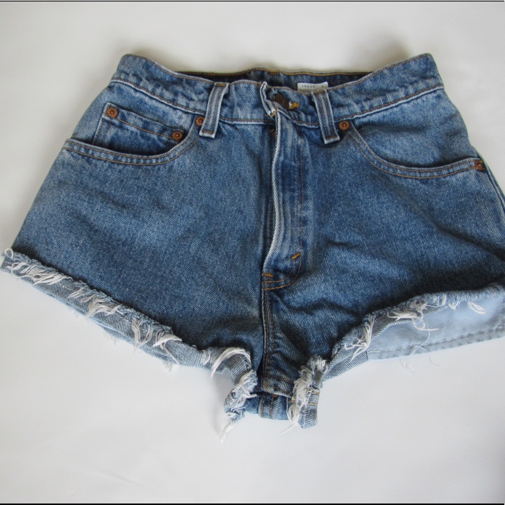 LEVI cheeky shorts