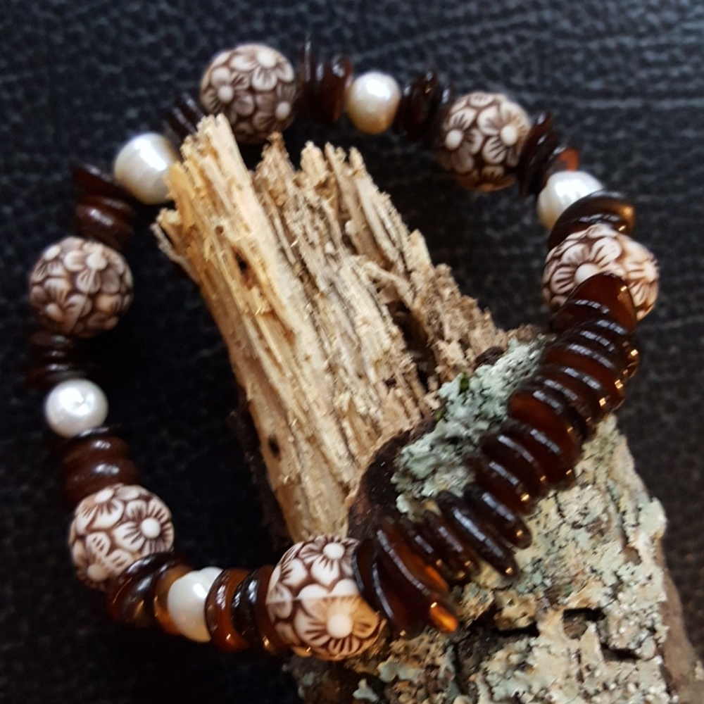 Natyral Shell floral carved lucite beaded bracelet