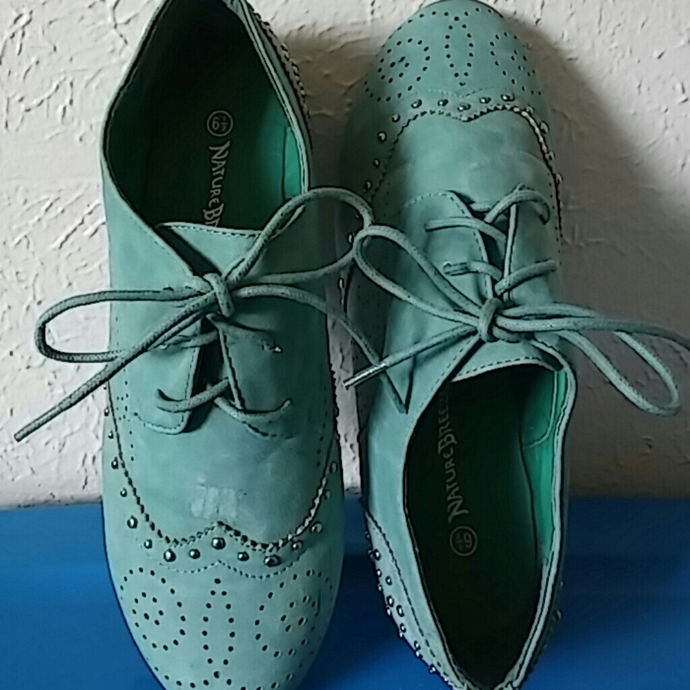 Tennis shoes
