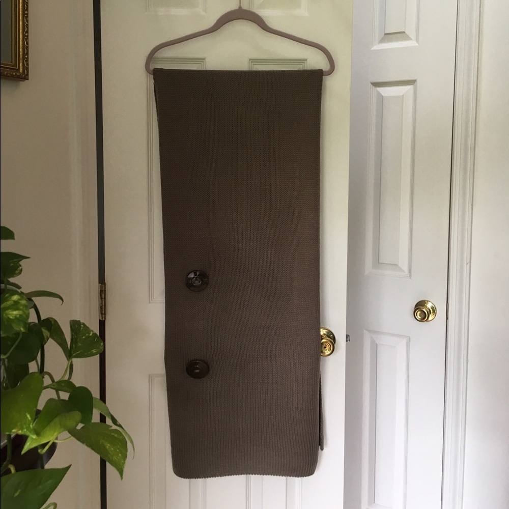 💨 NWOT  Taupe 4-Way Easy-Care Scarf 💨