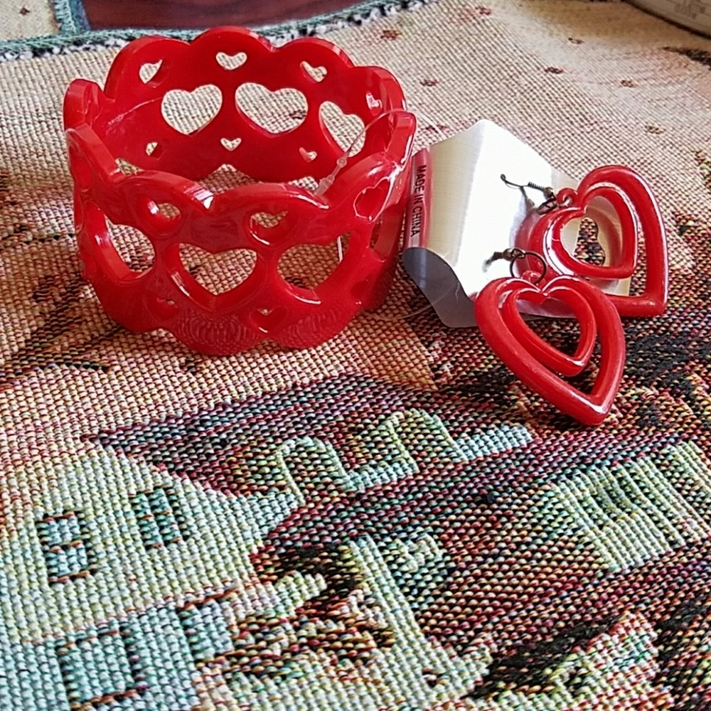 Vintage Red Heart Cut Out  Acrylic Bangle And Earrings Set NWT