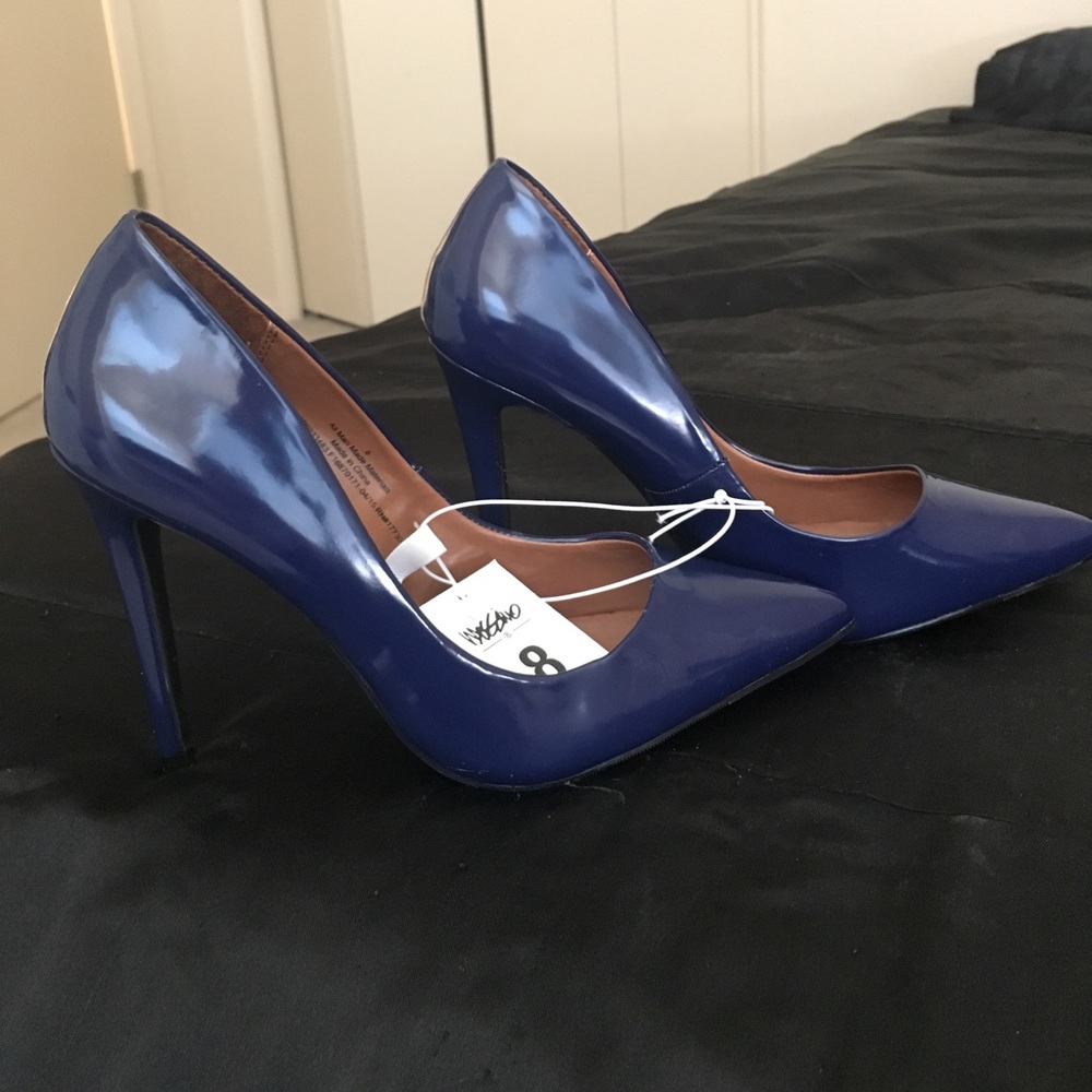 BRAND NEW W TAGS! Navy blue skinny heel