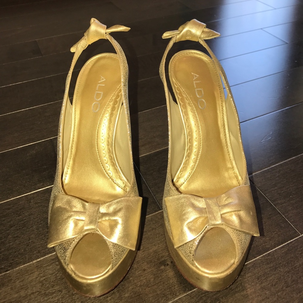 Gold ALDO heels - Picture 3 of 4