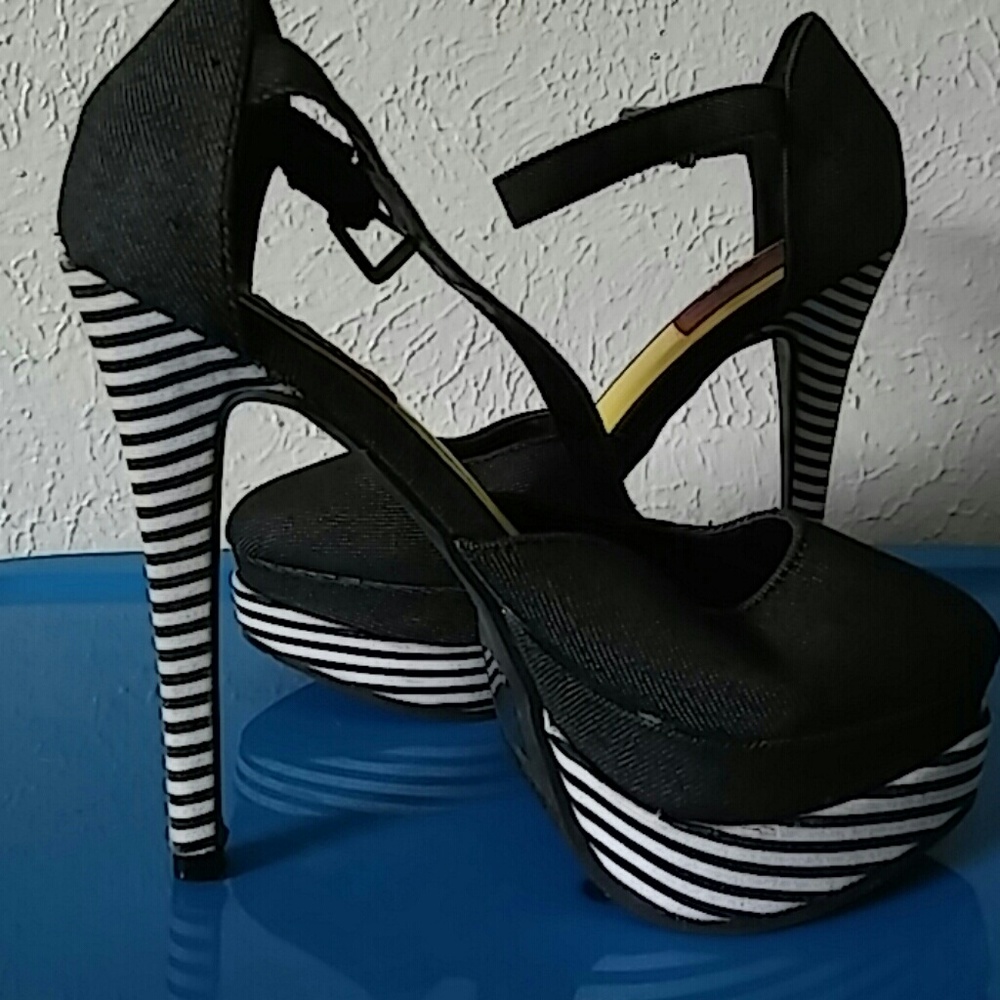 Heels - Picture 3 of 3
