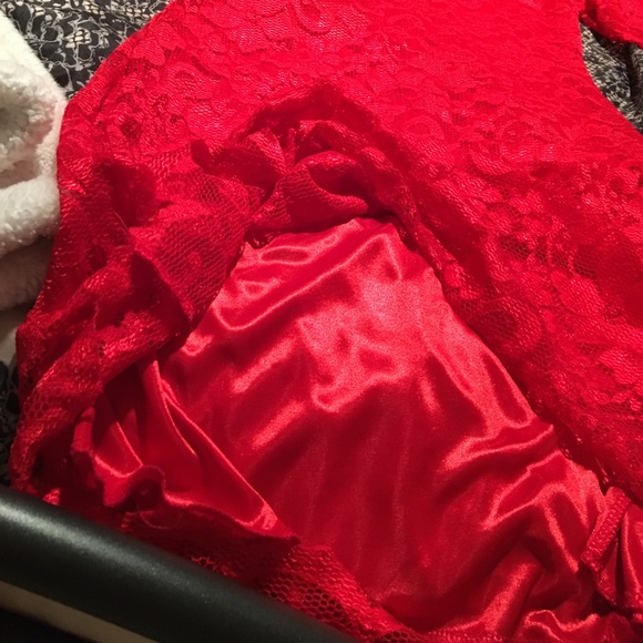 Lace red dress - Picture 3 of 4