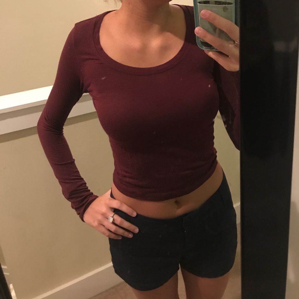 Lightweight longsleeve crop; Garnet/Crimson color