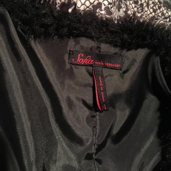 Sofia Vergara black vest - Picture 2 of 2