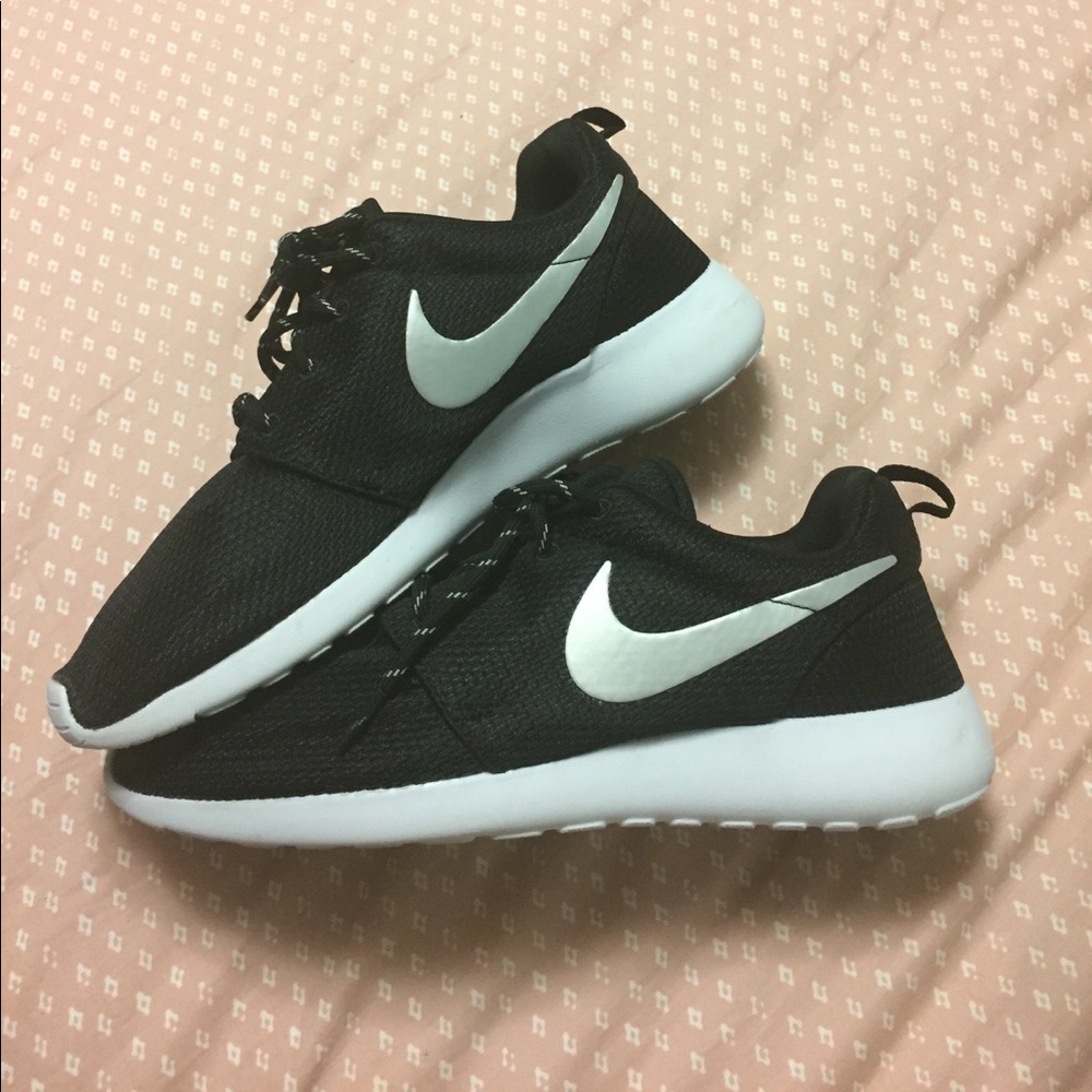 Black and White Nike Roshe One Size 9