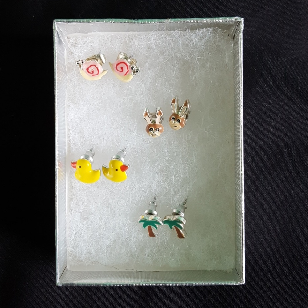 Set of 4 pairs of earrings
