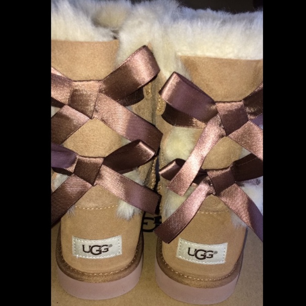 BRAND NEW Chestnut Bailey Bow Uggs