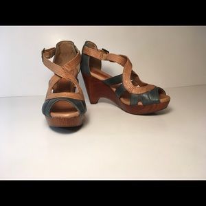 Miz Mooz blue shoe with tan detail.  NWOT 7.5M