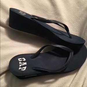 Gap navy flip flops size 7