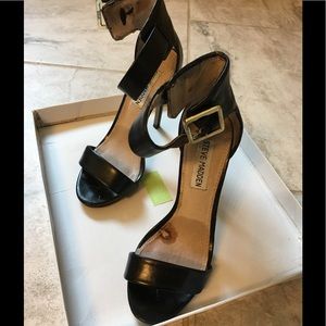 Steve Madden black ankle strap Sandal