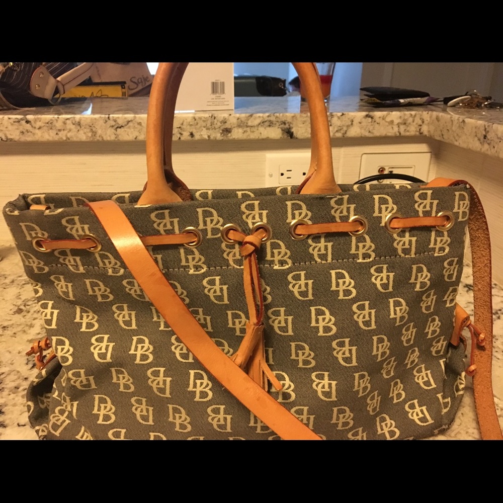SOLD!! Dooney and Bourke handbag 👜 mint condition