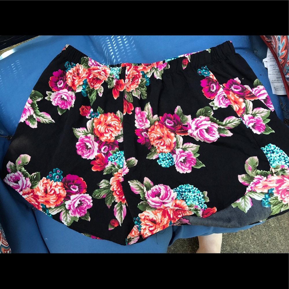 Size Juniors 2X stretchy floral shorts