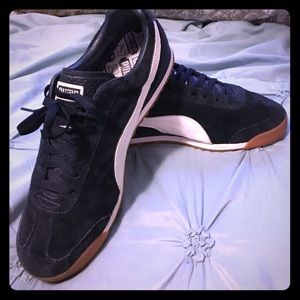 Men's Puma.. I only wore them once or twice