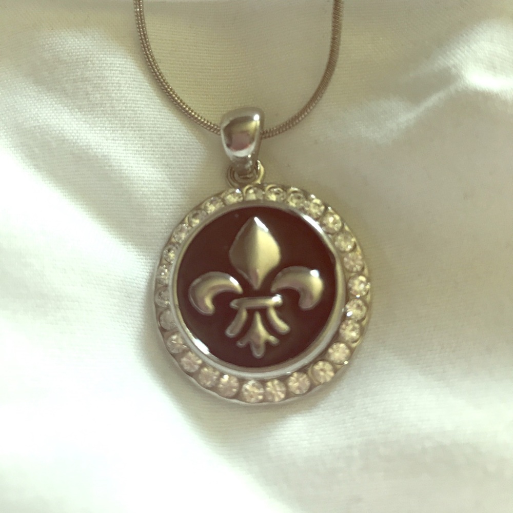 NWOT Pendant necklace with rhinestones