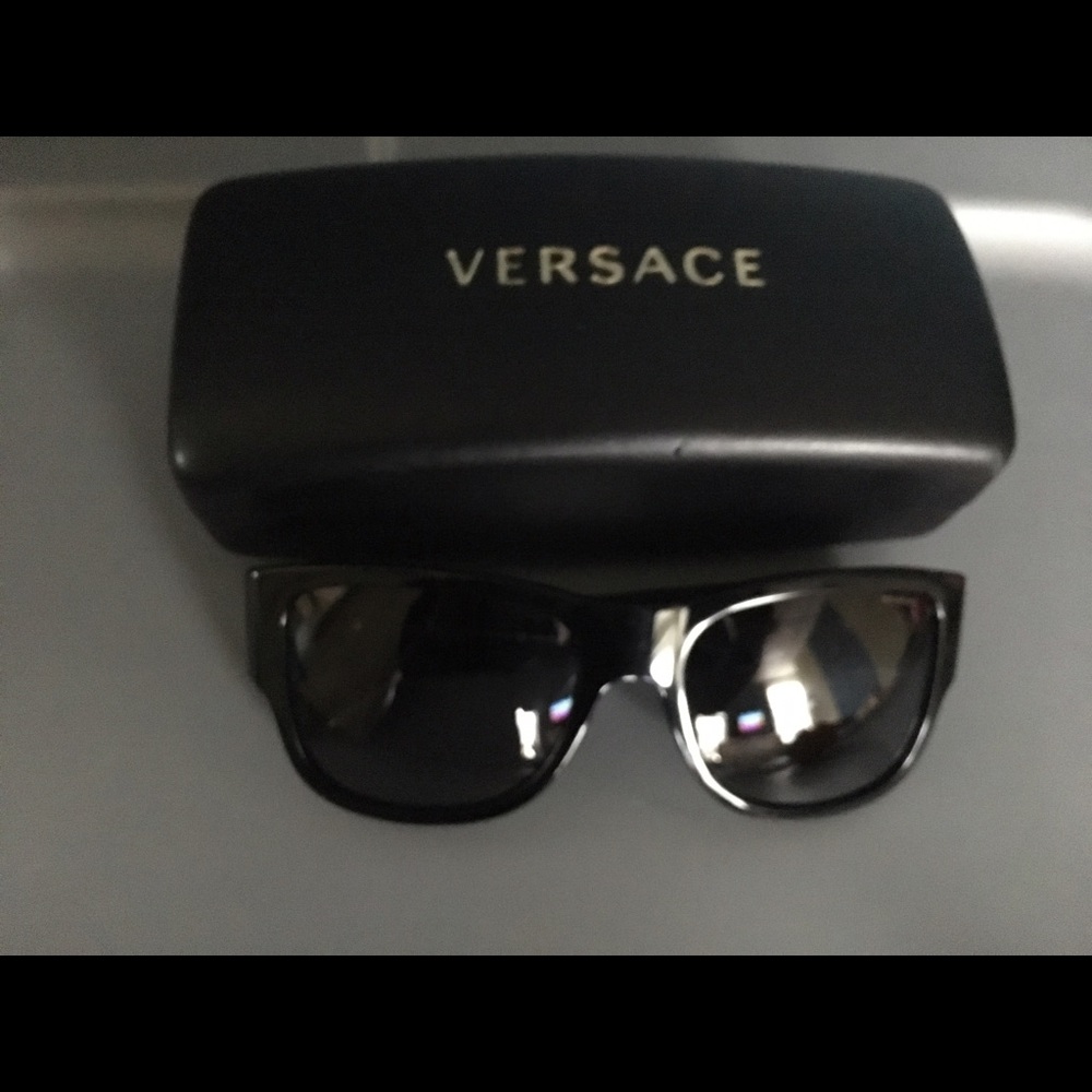 Versace Sunglasses model 4275 LIKE NEW
