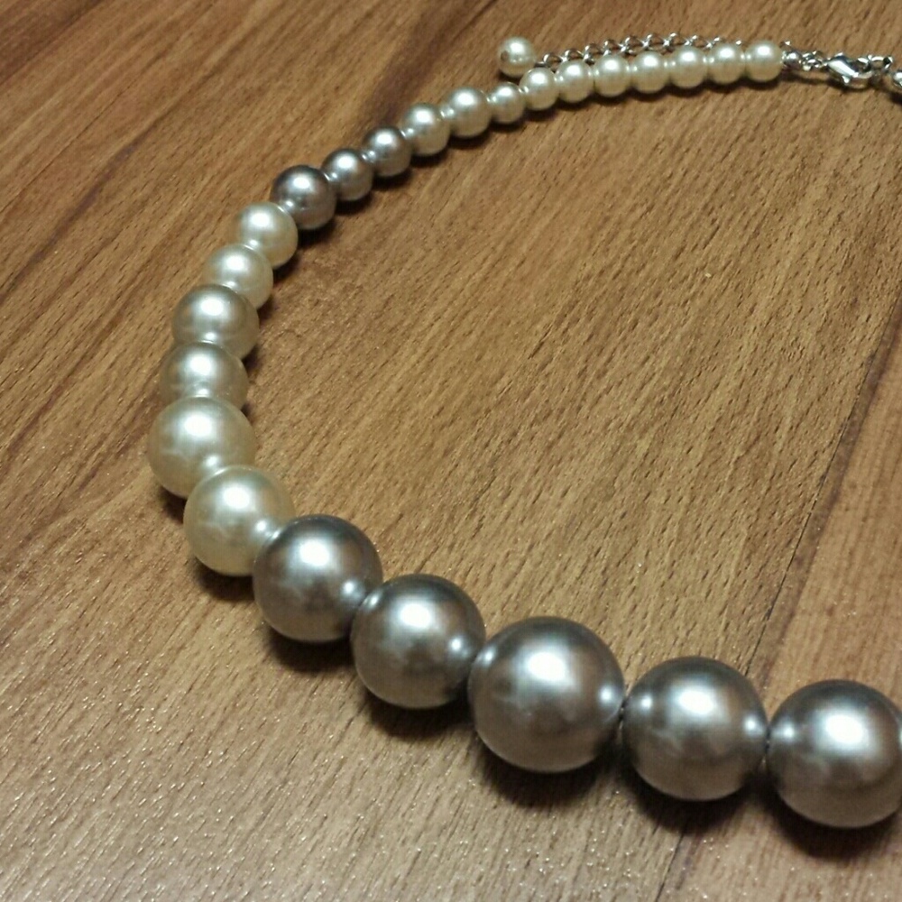 *Faux pearl beaded necklace in silver-gray ombre