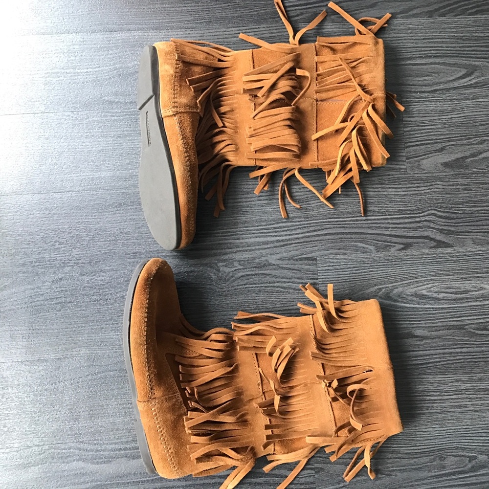 Minnetonka moccasins fringe boot