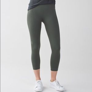 Lululemon Fatigue Green Zone in Crop
