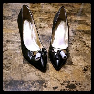 New pair of pointy toe business shoes